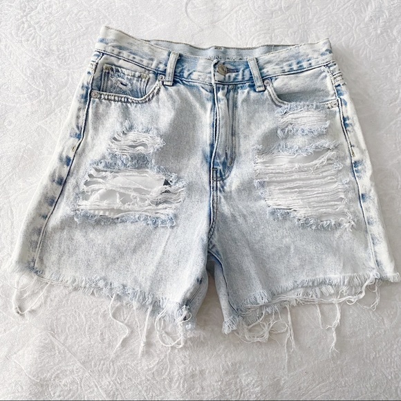 AEO Light Washed Mom Jean Distressed Shorts - Picture 4 of 14